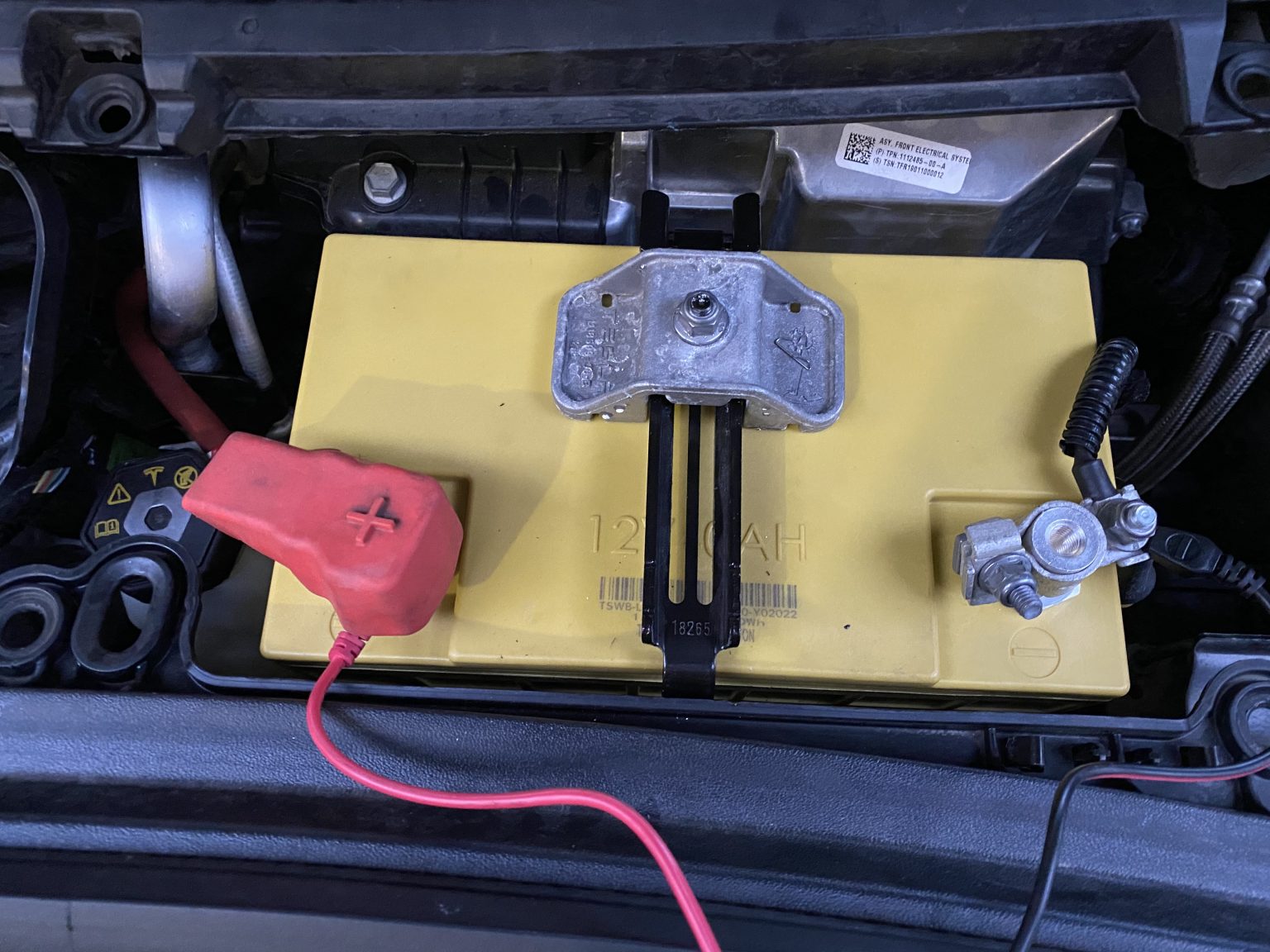 12 V Batterie vom Model 3 tauschen Níðhǫggr